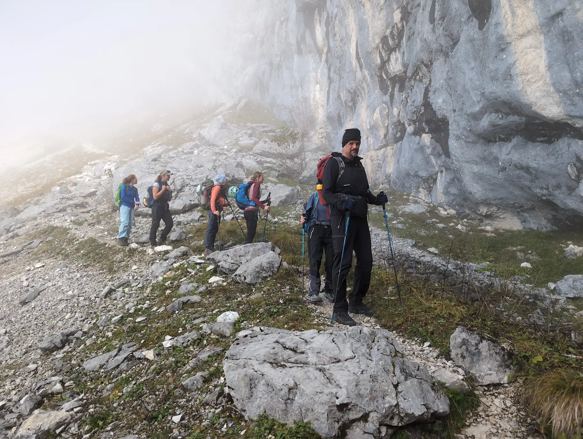 BW Überschreitung Zahmer Kaiser via Pyramidenspitze | © DAV Gangkofen\Martin Götz - An den Kletterwänden oberhalb der Hinterkaiserfeldenalm vorbei