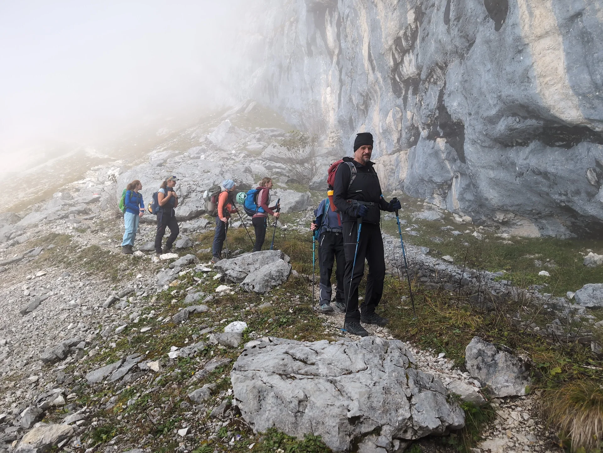 BW Überschreitung Zahmer Kaiser via Pyramidenspitze | © DAV Gangkofen\Martin Götz - An den Kletterwänden oberhalb der Hinterkaiserfeldenalm vorbei