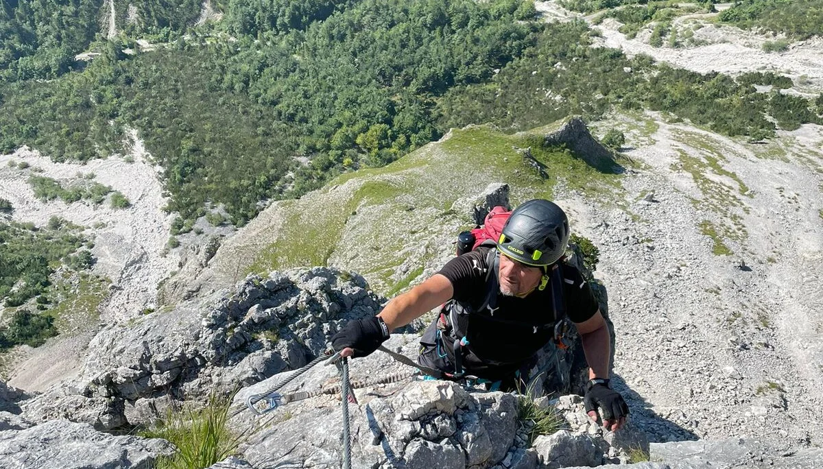 © „Im Steig mit Blick auf die Teerstraße von Hall nach St. Magdalena“ – Martin Götz