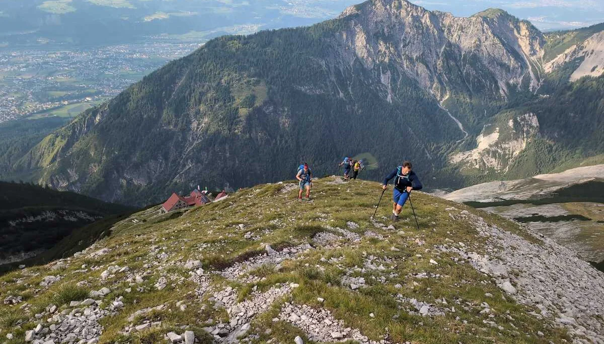 © „Überschreitung -Im Hintergrund links Kleiner und rechts Großer Bettelwurf“ – Martin Schnellberger