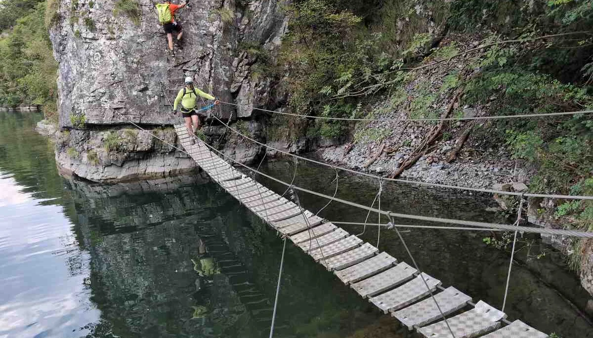 © „Auf der Brücke über einen kleine Bucht des Idrosees“ –Martin Götz