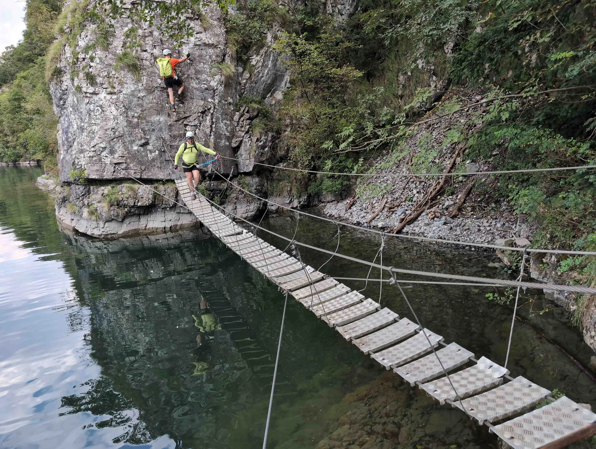 © „Auf der Brücke über einen kleine Bucht des Idrosees“ –Martin Götz