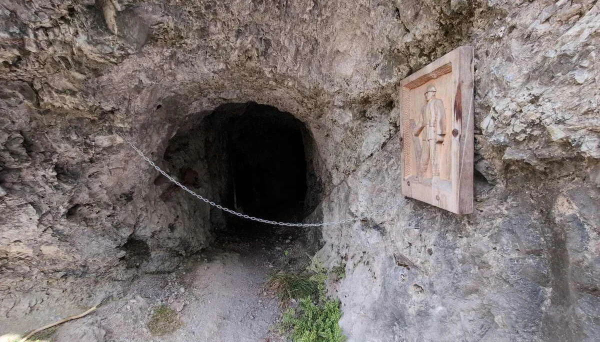 © „Einstieg in den Via Ferrata Fregio an einer alten Militärstellung“ –Martin Götz