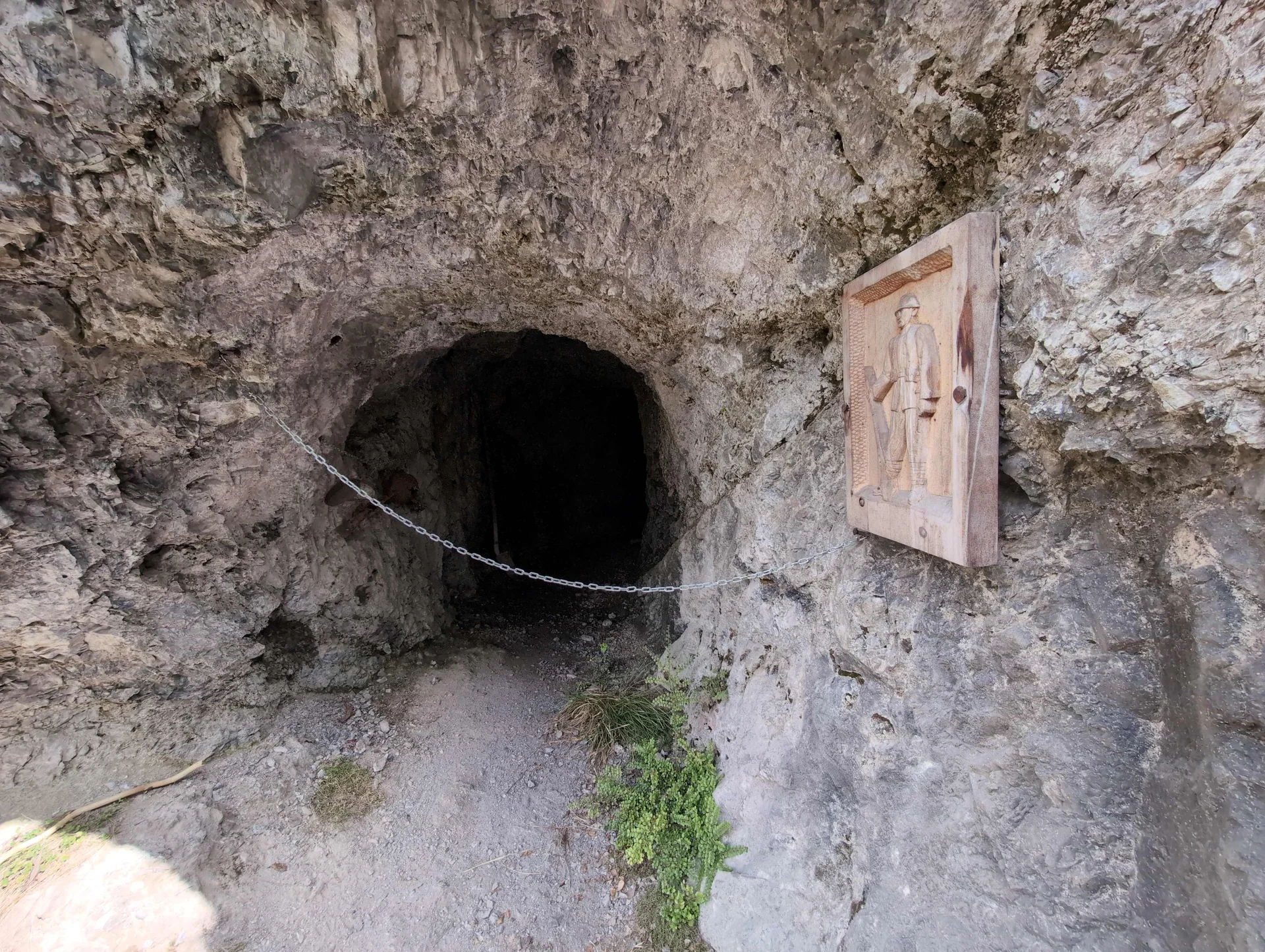 © „Einstieg in den Via Ferrata Fregio an einer alten Militärstellung“ –Martin Götz