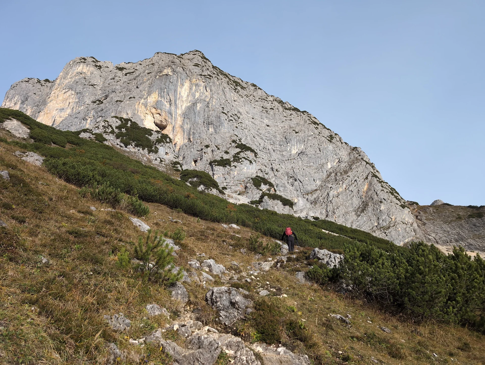 Klettersteig Berchtesgadener Hochthron | © DAV Gangkofen\Martin Götz - Ende des Aufstiegswegs – Sicht auf die Felswand des Berchtesgadener Hochthrons