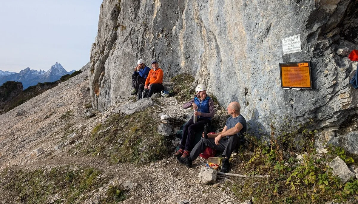 Klettersteig Berchtesgadener Hochthron | © DAV Gangkofen\Martin Götz - Pause am Rastplatz, an dem das Klettersteigset angelegt wird
