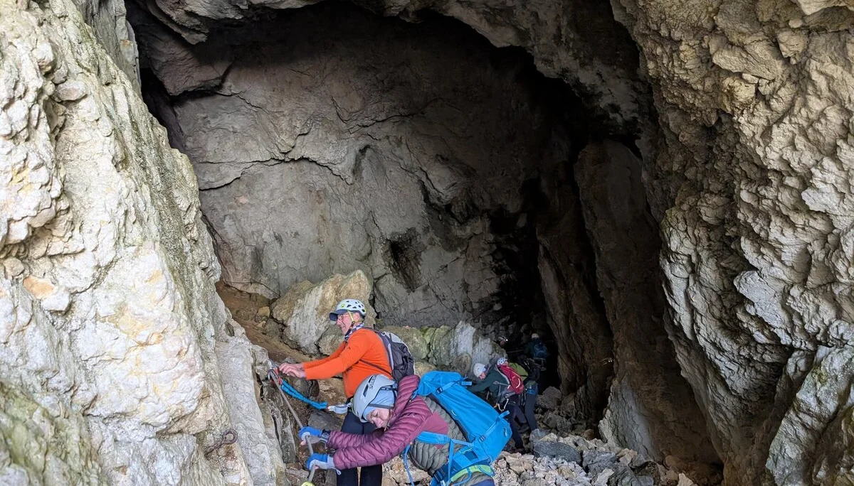 Klettersteig Berchtesgadener Hochthron | © DAV Gangkofen\Martin Götz - Im Mittagsloch - Abschüssige Höhle – Boden zum Glück trocken