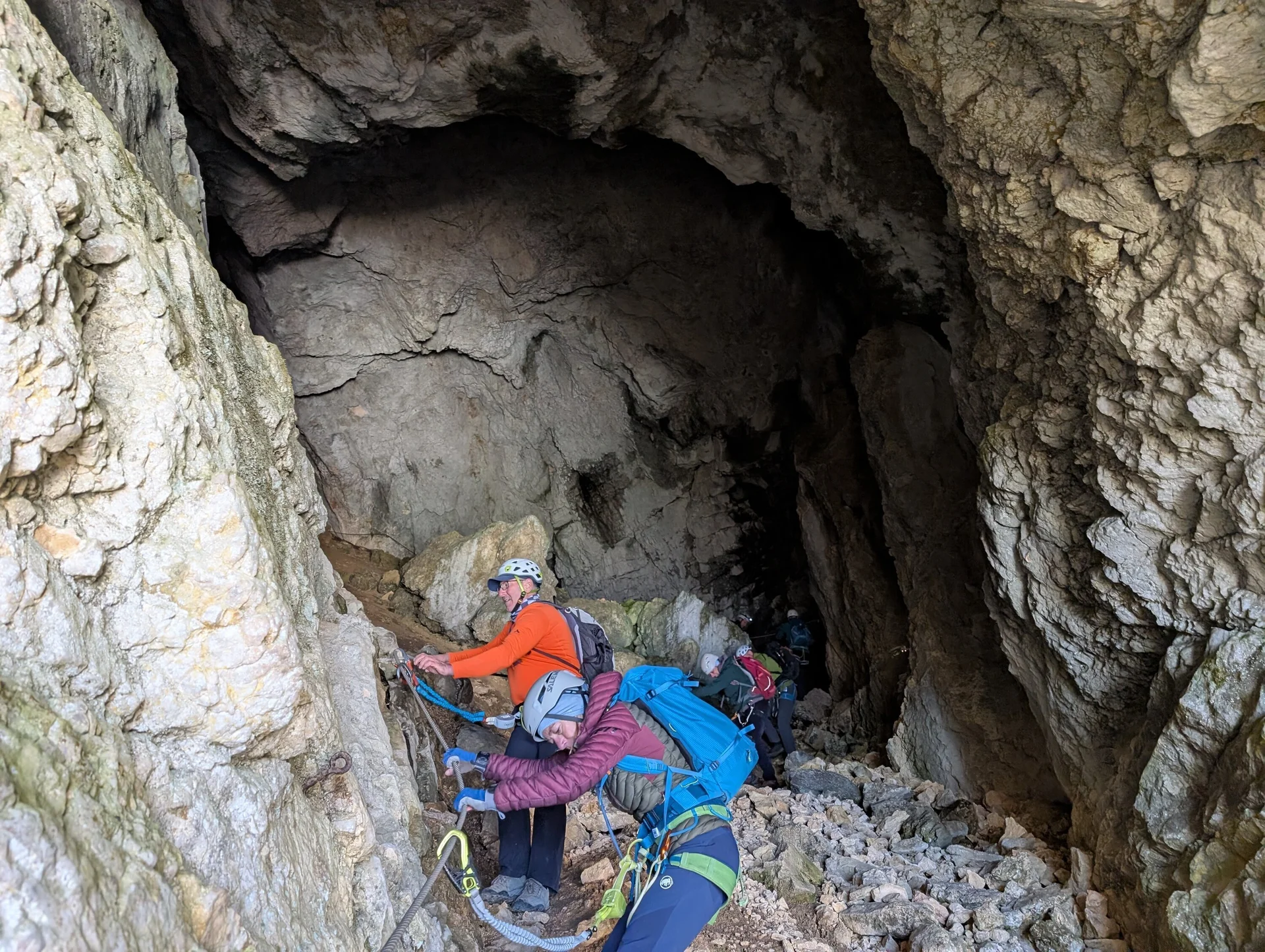 Klettersteig Berchtesgadener Hochthron | © DAV Gangkofen\Martin Götz - Im Mittagsloch - Abschüssige Höhle – Boden zum Glück trocken
