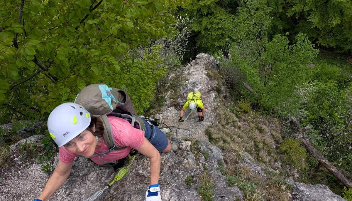 © (Martin Götz) Im Einstieg des Klettersteigs Adolari