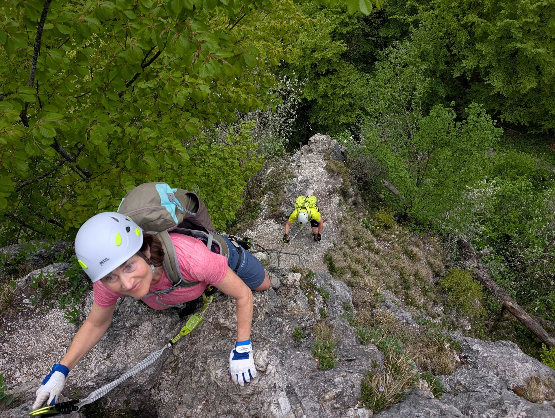 © (Martin Götz) Im Einstieg des Klettersteigs Adolari