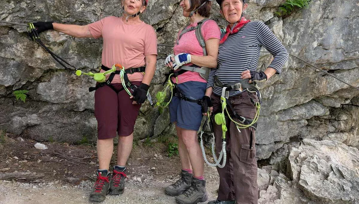 © (Martin Götz) Die „Genuß“-Gruppe im Klettersteig Gamskitz