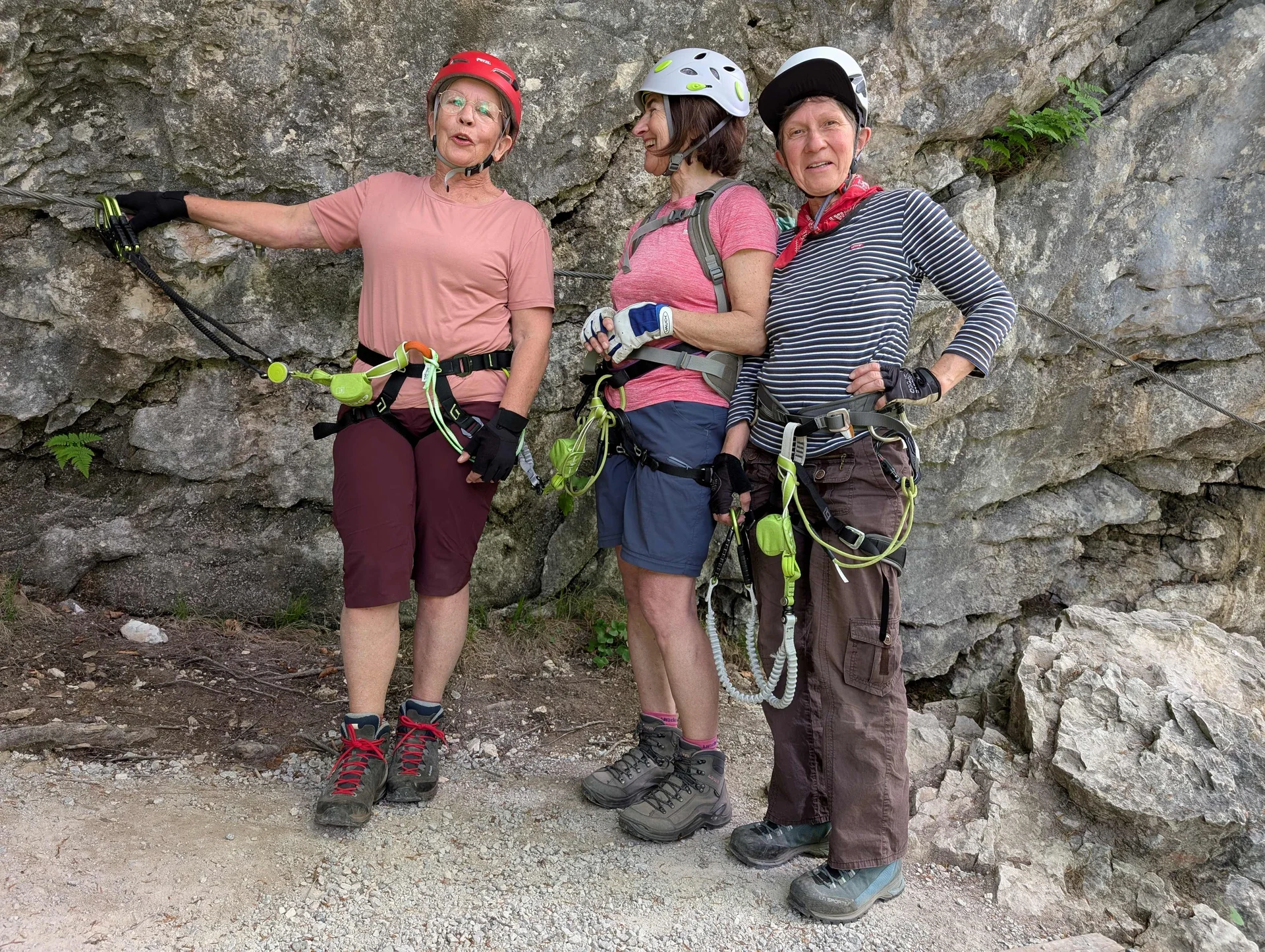 © (Martin Götz) Die „Genuß“-Gruppe im Klettersteig Gamskitz