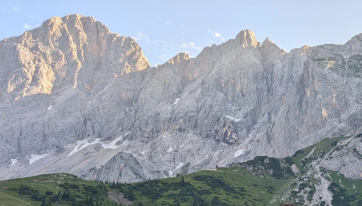 © „Blick auf die Dachstein-Südwand mit Anna-, Johann- und Schulteranstieg-Klettersteig“ – Martin Götz