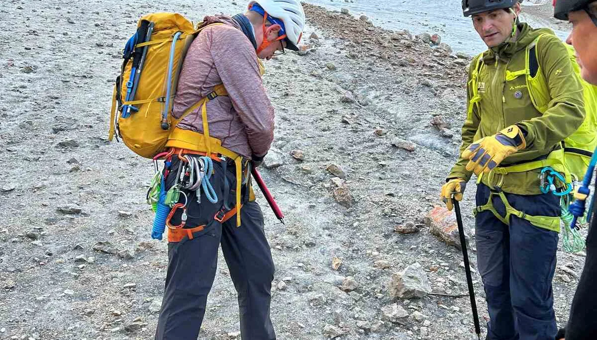 © „Im Zustieg von der Adamekhütte mit Steigeisen - mit dem Ausbilder Markus“ – Tanja Johannes