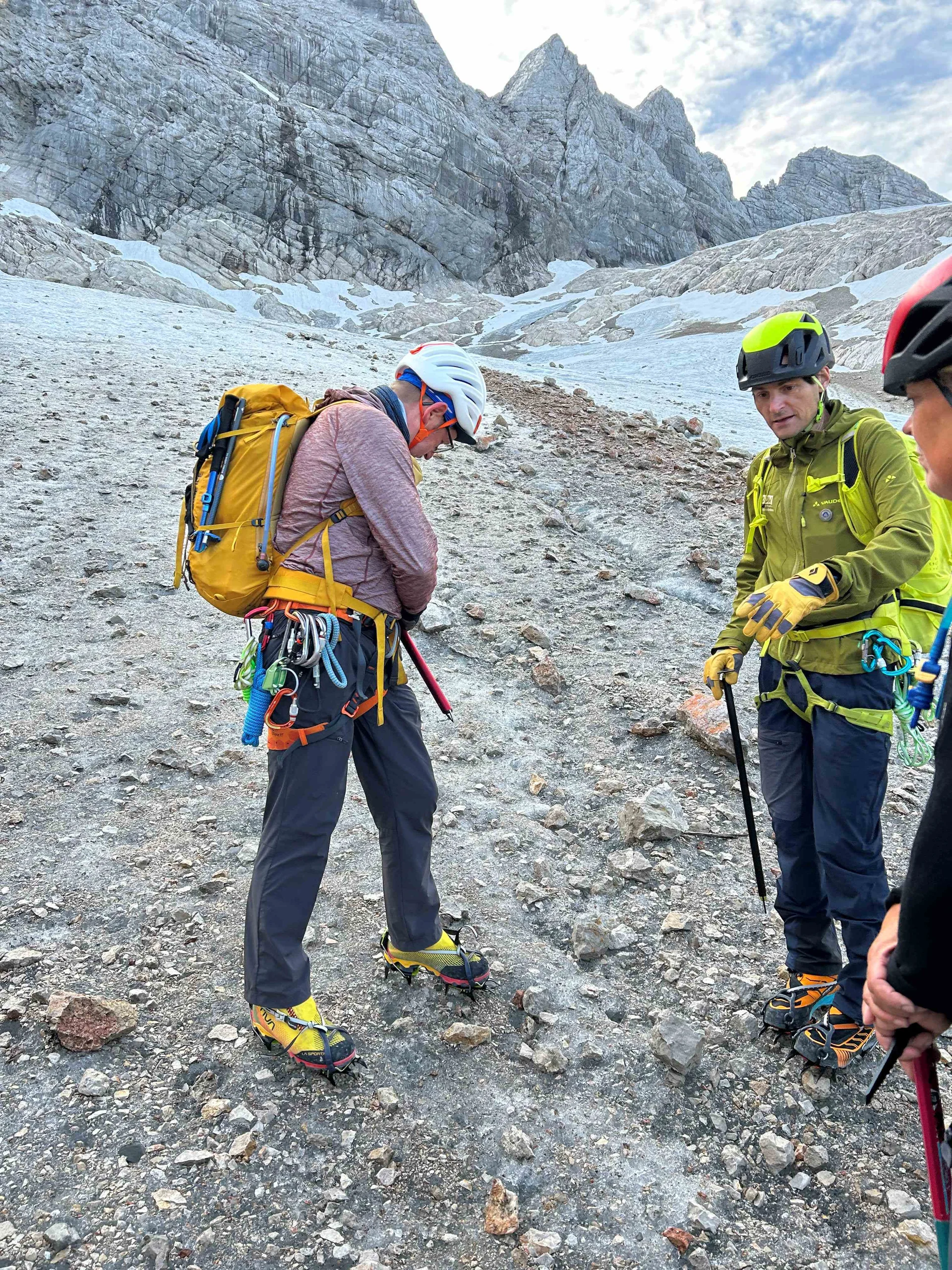 © „Im Zustieg von der Adamekhütte mit Steigeisen - mit dem Ausbilder Markus“ – Tanja Johannes