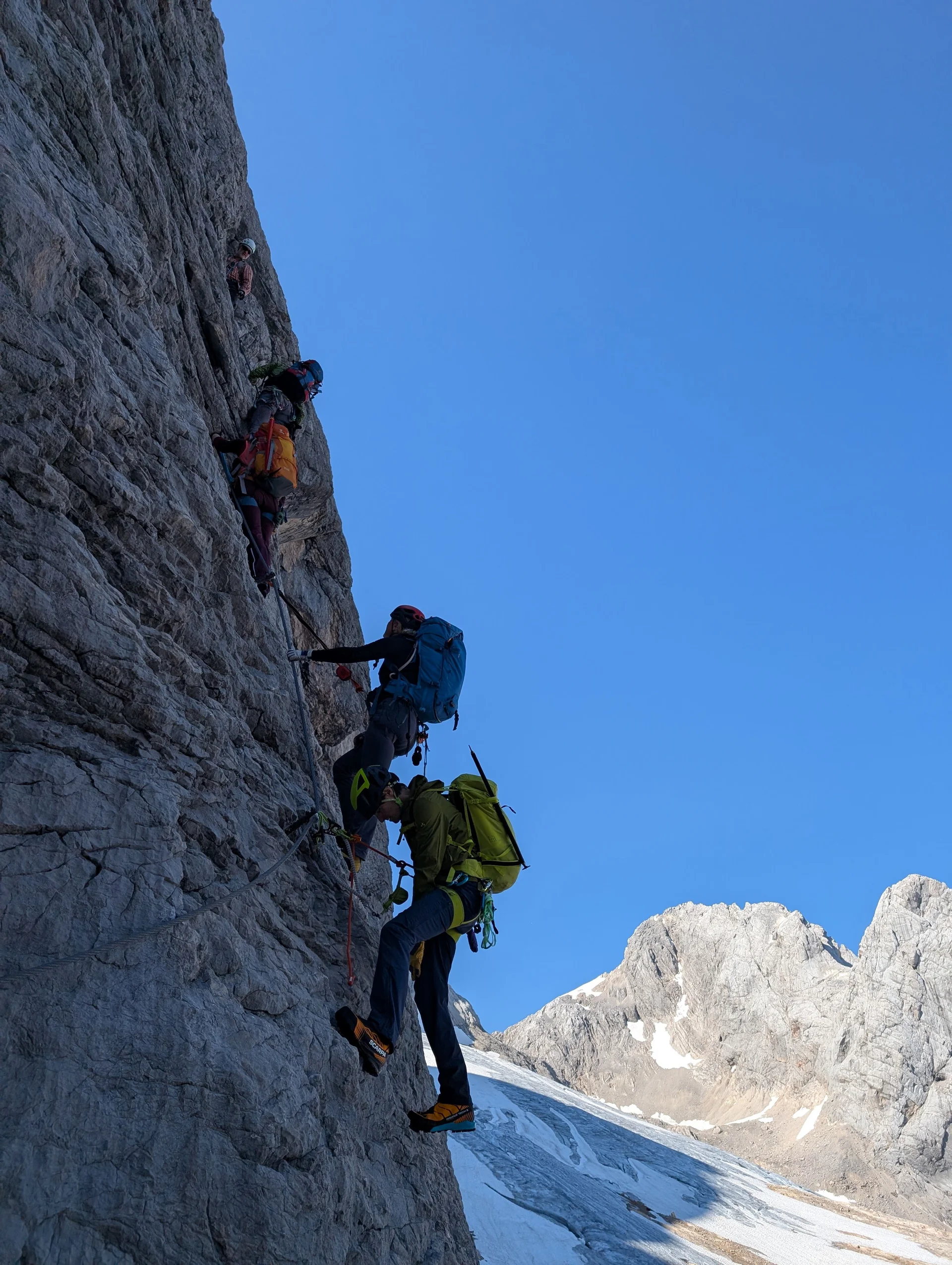 © „Im Zustieg von der Adamekhütte mit Steigeisen - mit dem Ausbilder Markus“ – Tanja Johannes