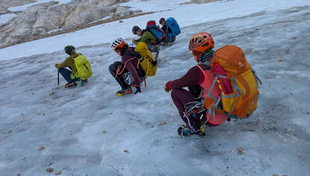 © „Übungen mit den Steigeisen auf dem aperen Gosaugletscher“ – Martin Götz