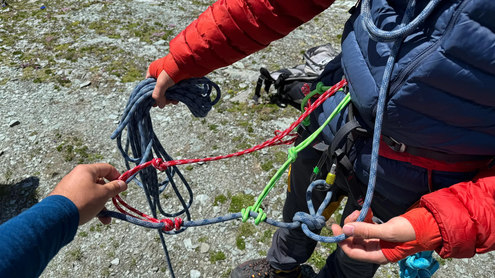 © (DAV-Gangkofen) - Anbringen der beiden Prusikschlingen