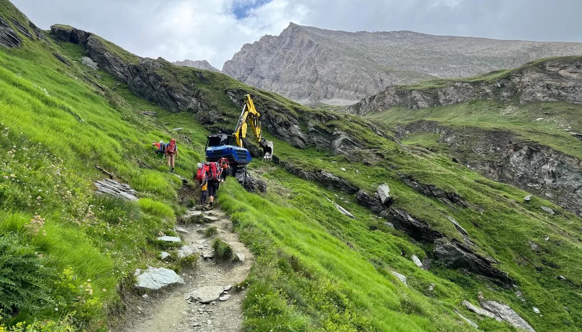 © DAV-Gangkofen - Wegarbeiten mit Spezial-Bagger