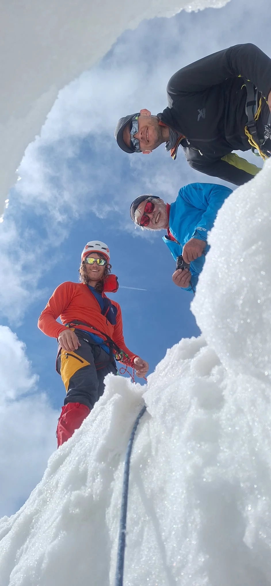 © (DAV-Gangkofen) - Blick aus der Spalte zu den Rettern