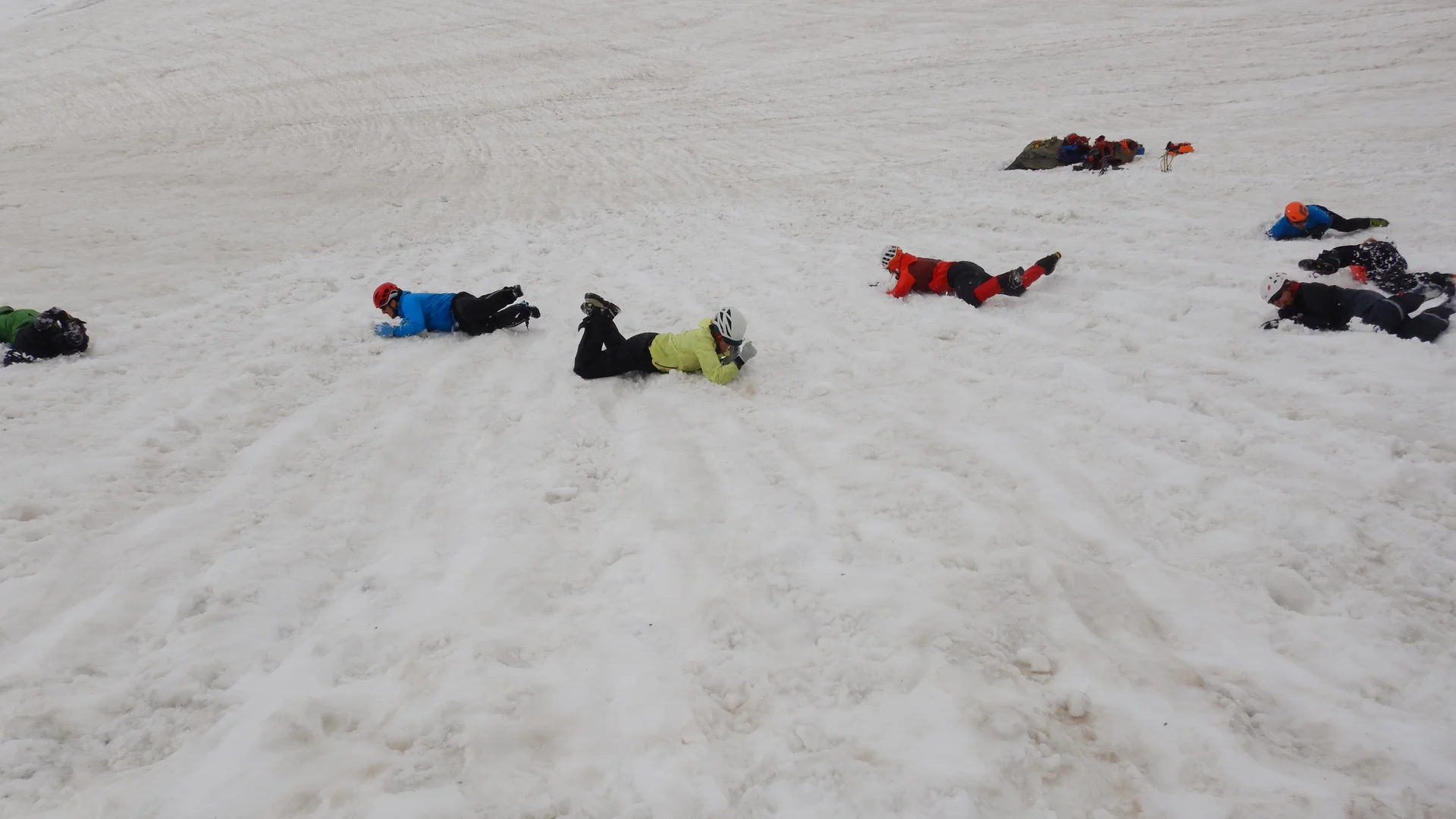 © (DAV-Gangkofen) - schwierigste Übung, Kopfüber auf dem Bauch, muss der Körper durch einbringen der Elle und schlagartiges anziehen der Beine gedrehrt werden