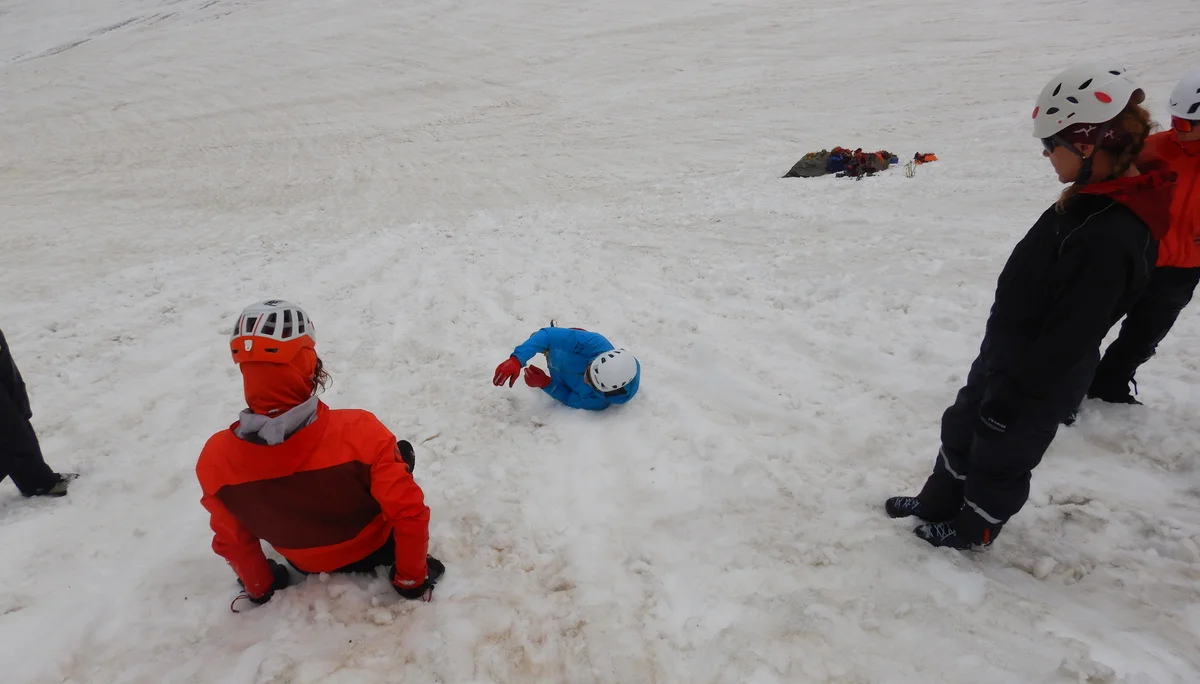 © (DAV-Gangkofen) - Abfahrt auf dem Rücken, durch schlagartige Bewegung des Arms, dreht sich der Körper auf den Bauch