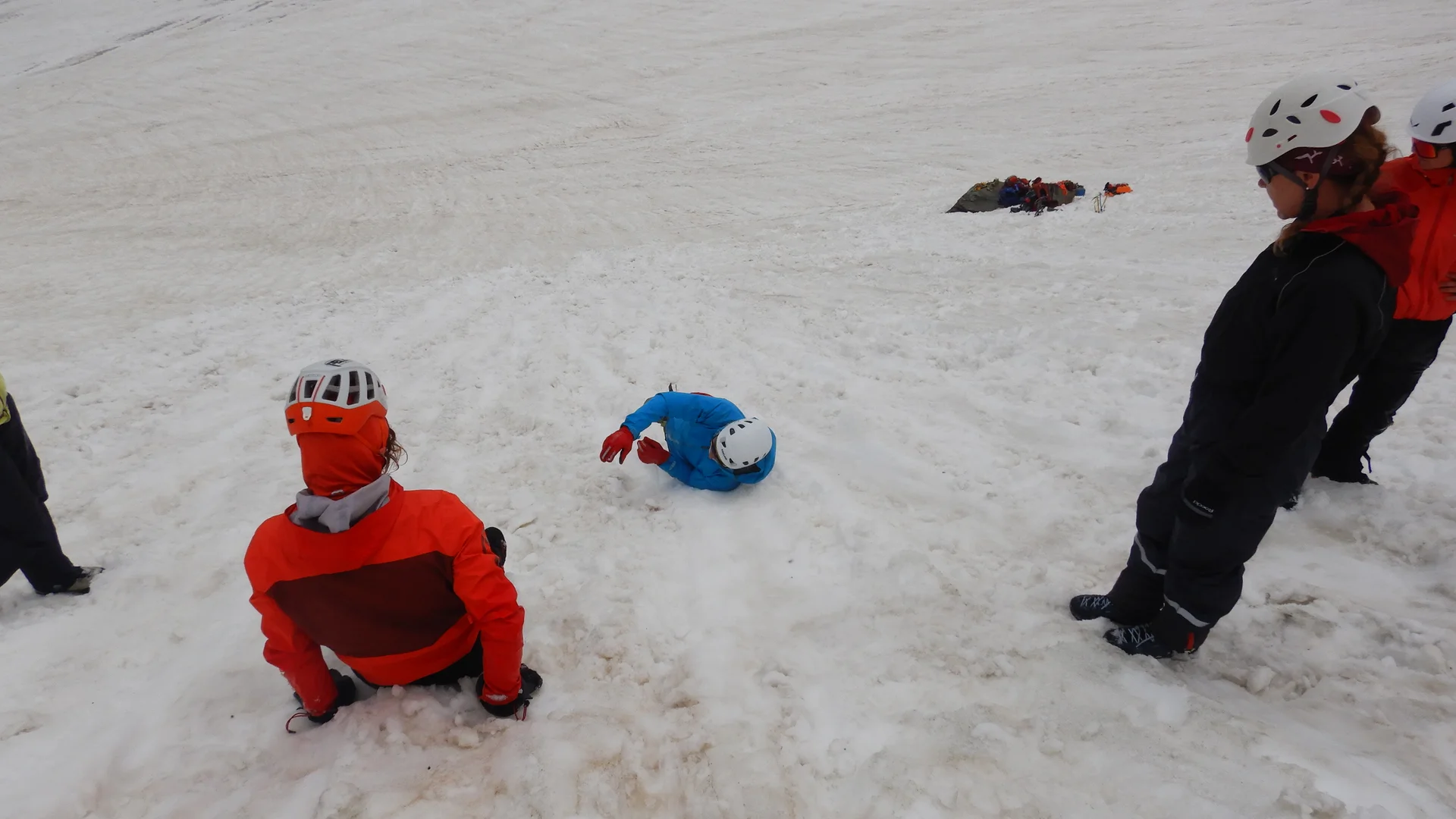 © (DAV-Gangkofen) - Abfahrt auf dem Rücken, durch schlagartige Bewegung des Arms, dreht sich der Körper auf den Bauch