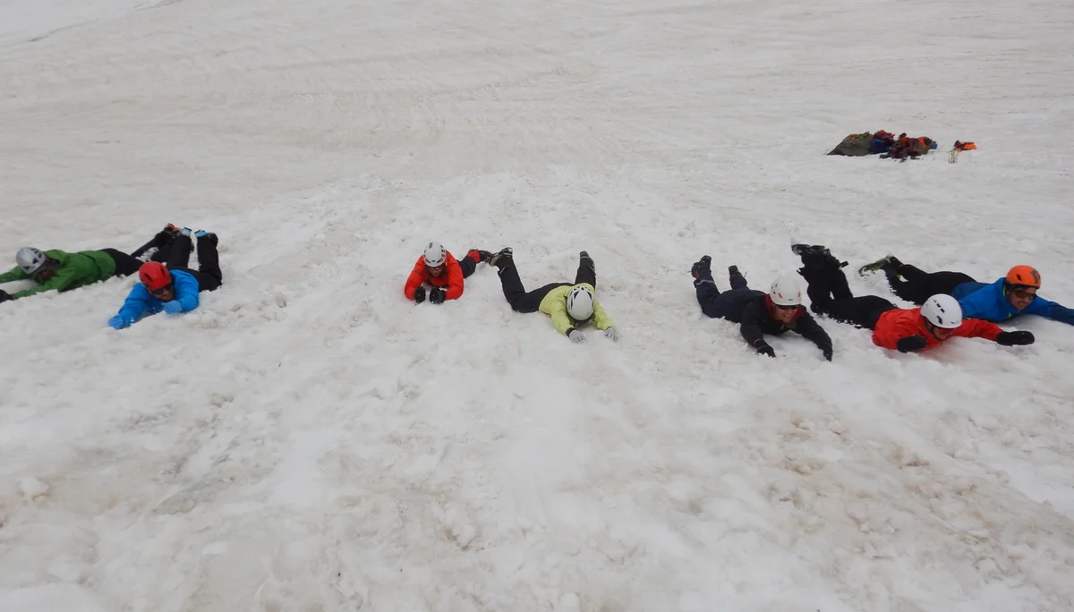 © (DAV-Gangkofen) - Sturzübung, bremsen mit Kien und Ellebogen