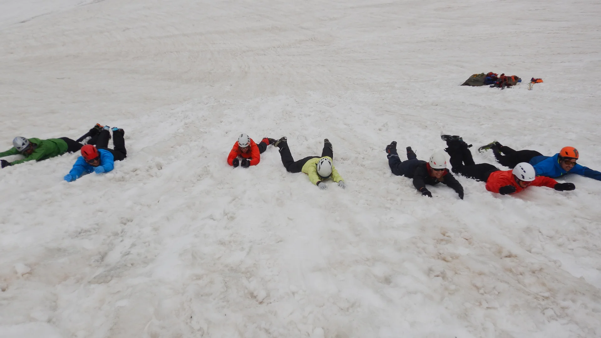 © (DAV-Gangkofen) - Sturzübung, bremsen mit Kien und Ellebogen