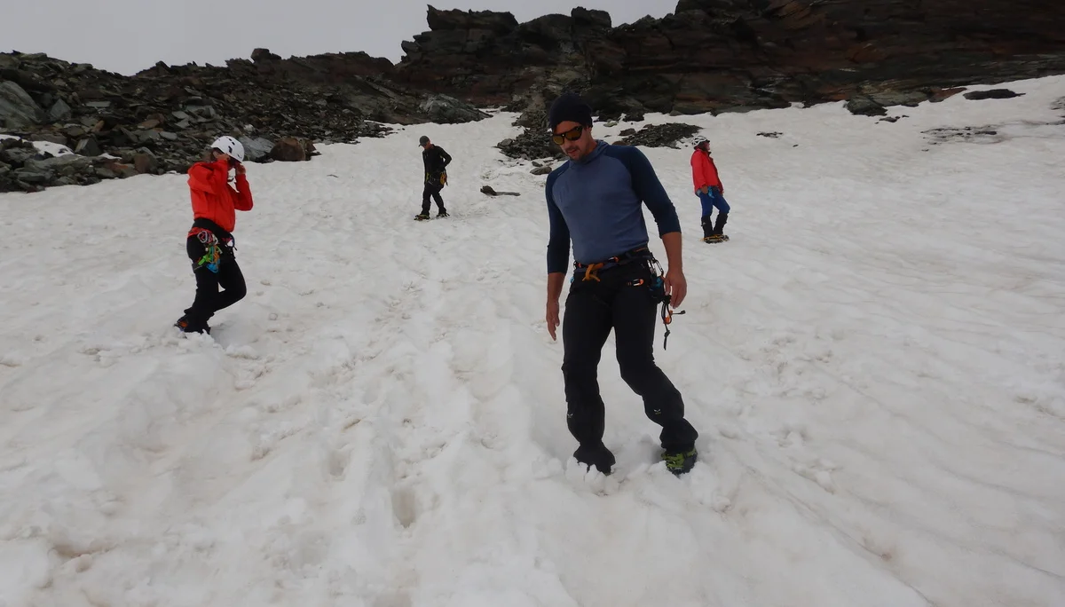 © (DAV-Gangkofen) - gehen im steilen Gelänge bei Firnschnee