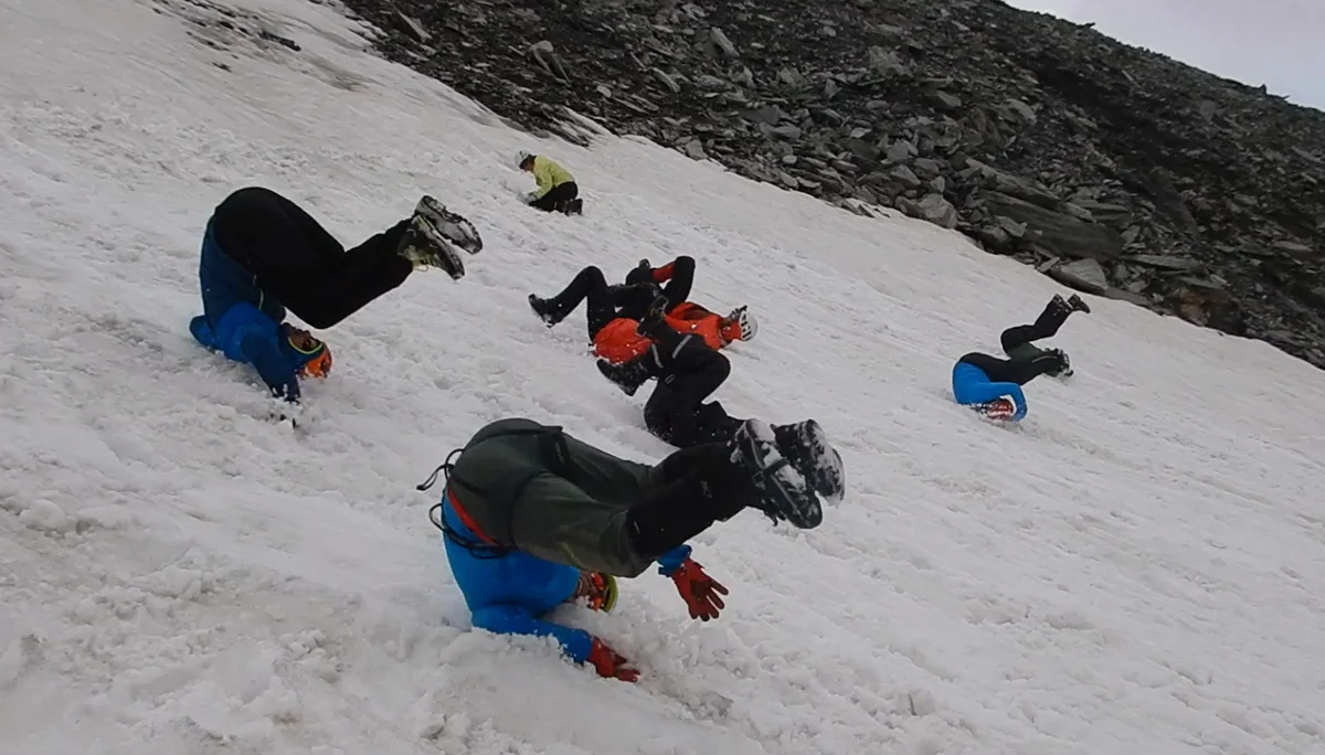 © DAV-Sektion Gangkofen - beim Rutschen auf dem Rücken Kopf nach unten, hilft der Überschlag um in die Bremsposition zu kommen. 