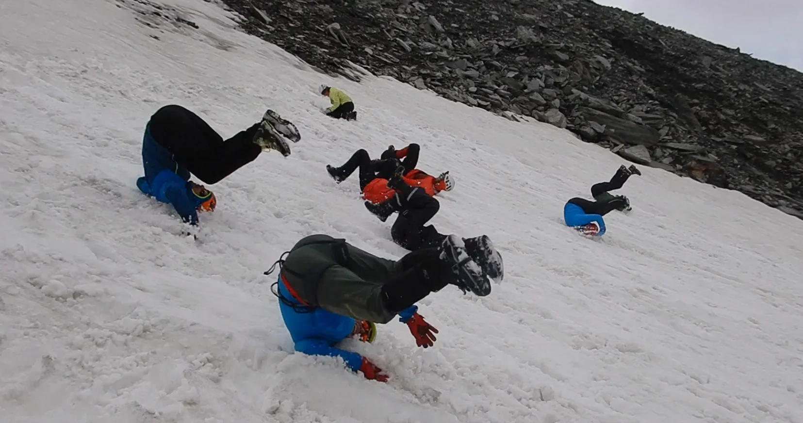 © DAV-Sektion Gangkofen - beim Rutschen auf dem Rücken Kopf nach unten, hilft der Überschlag um in die Bremsposition zu kommen. 