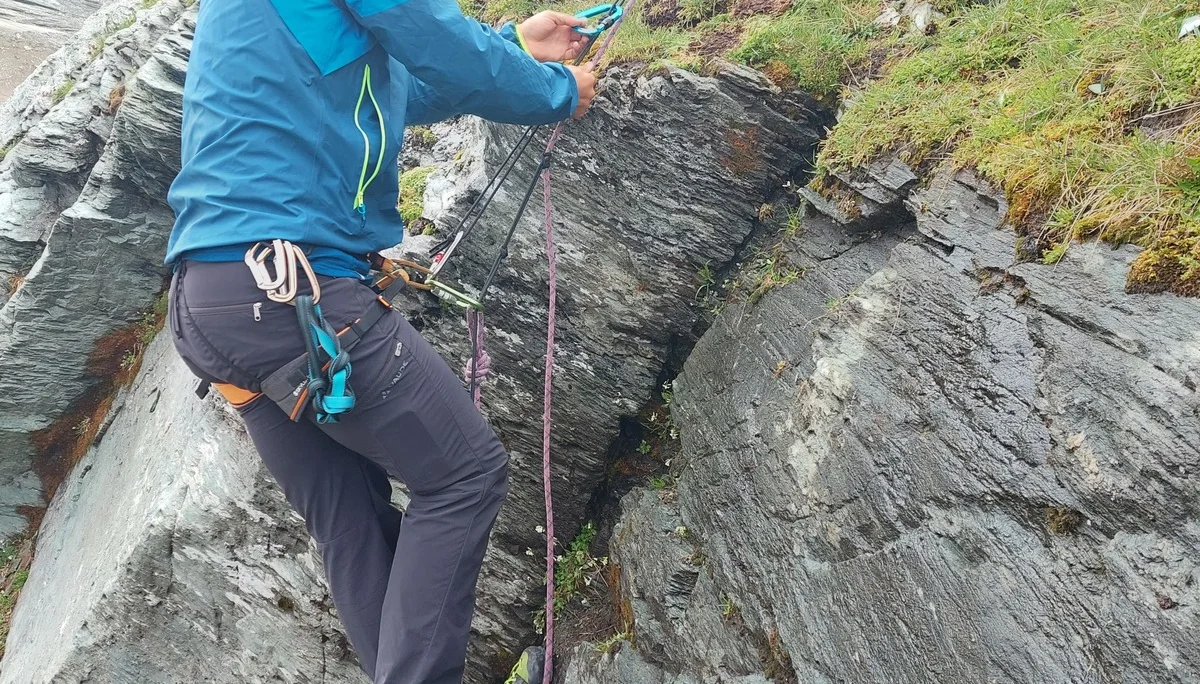 © (DAV-Gangkofen) - Selbsrettung mit Flaschenzug