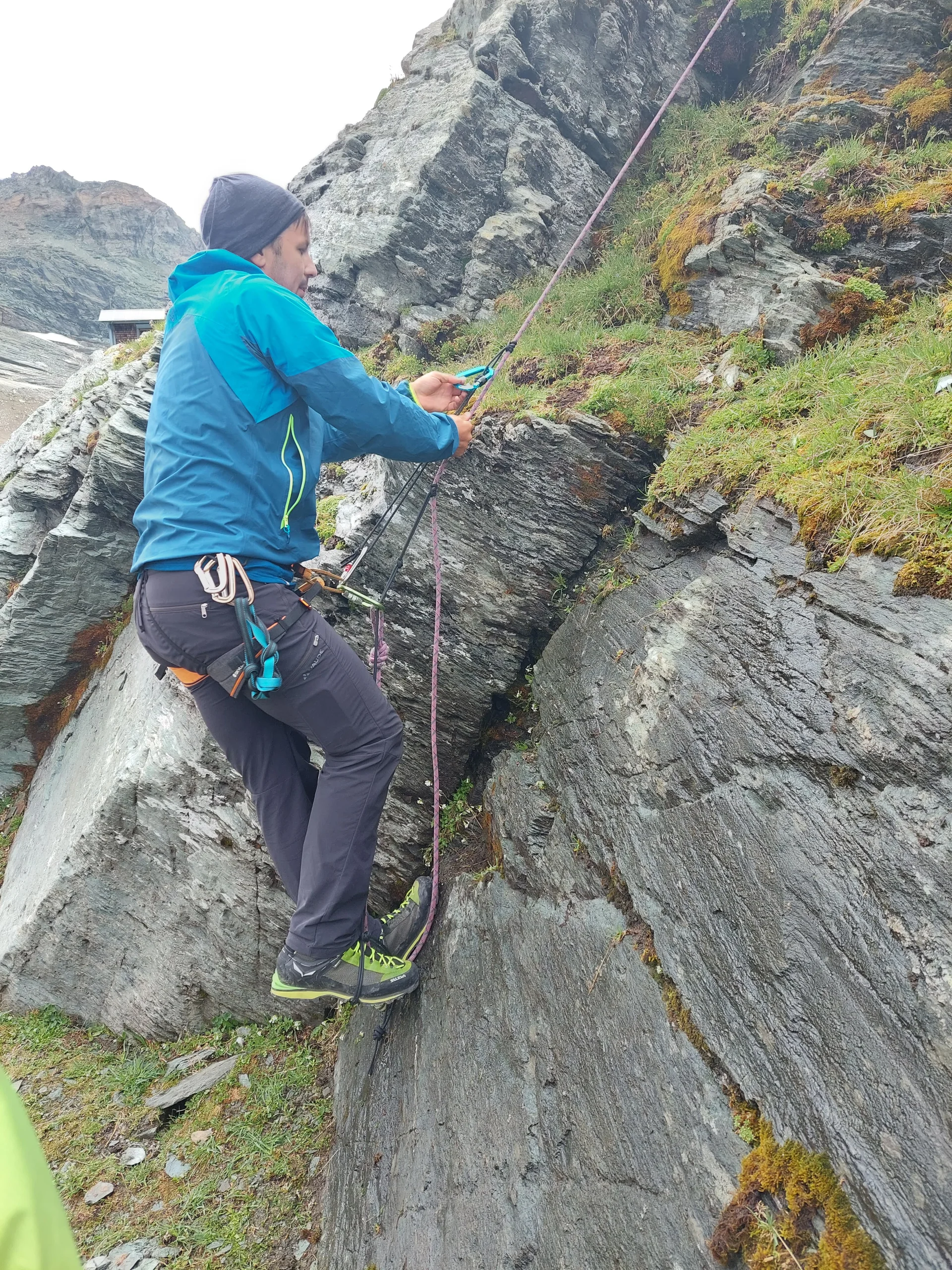 © (DAV-Gangkofen) - Selbsrettung mit Flaschenzug