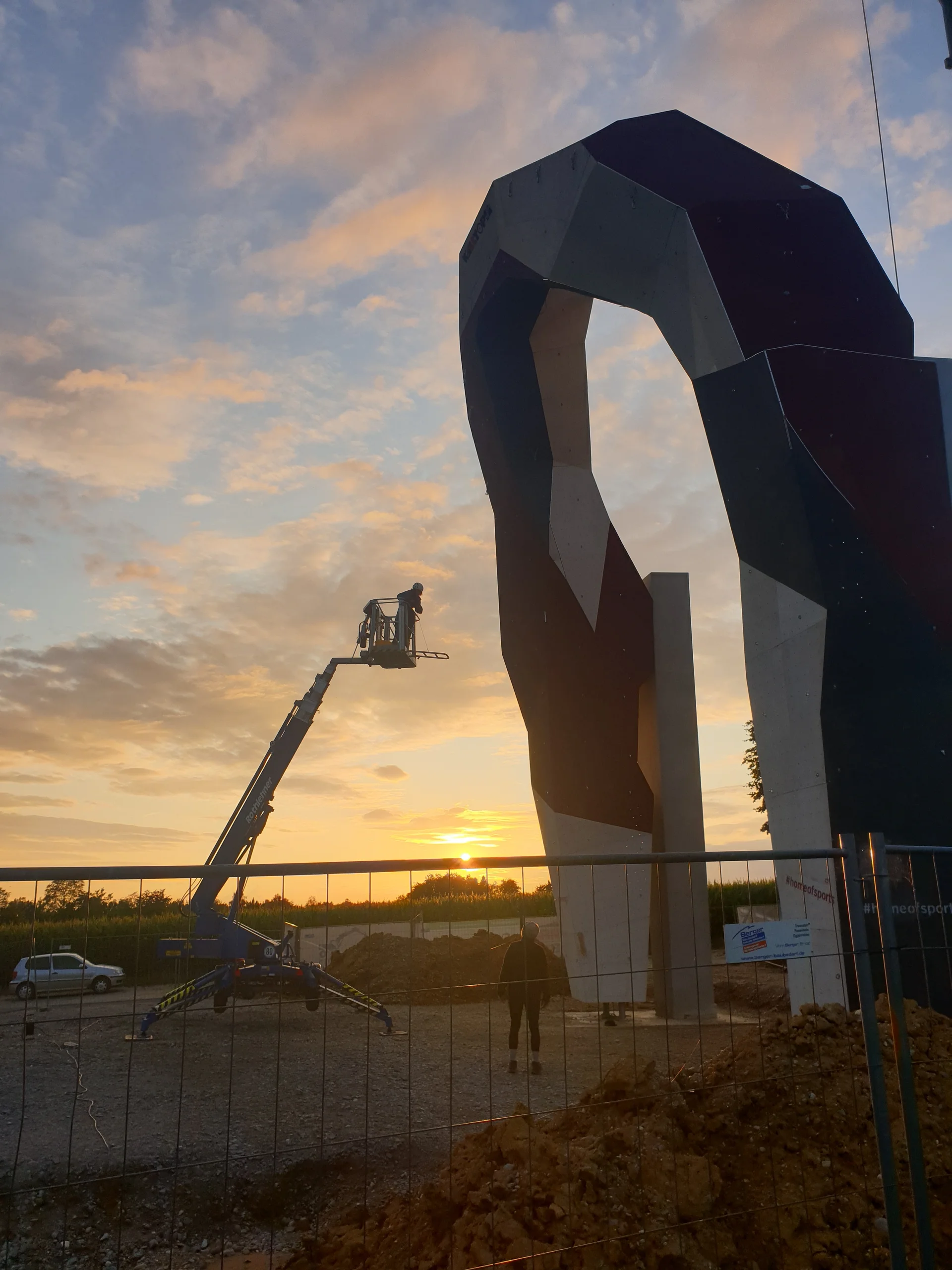 © (DAV Gangkofen) Die Turmbaucrew war noch fleißig am werkeln - Respekt