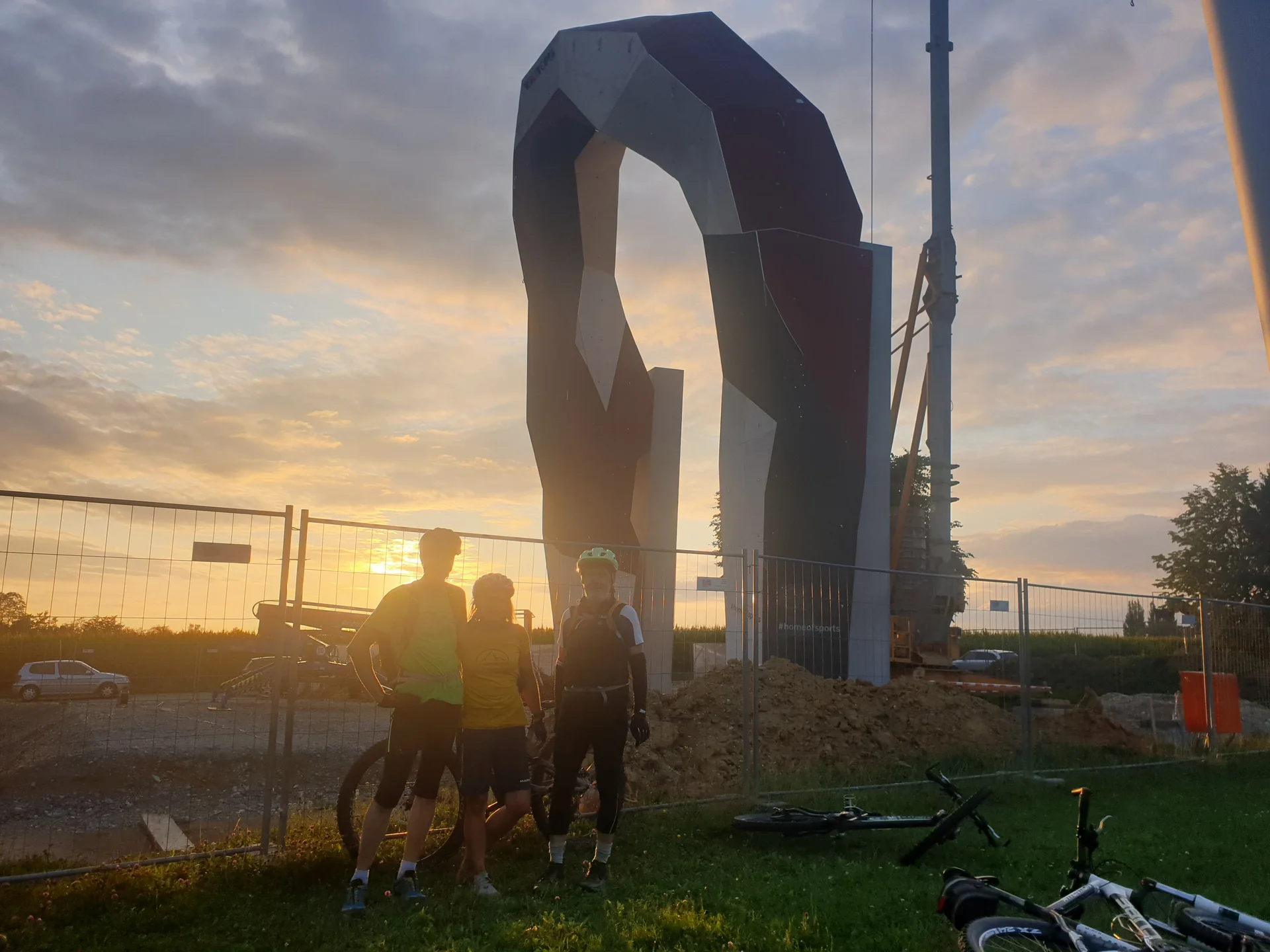 © (DAV Gangkofen) Freude auf das Feierabendbier.