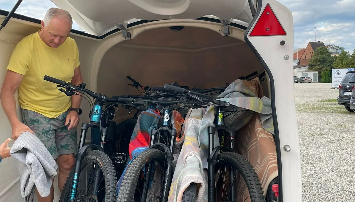 © (DAV Gangkofen) Neun Räder in einem Anhänger