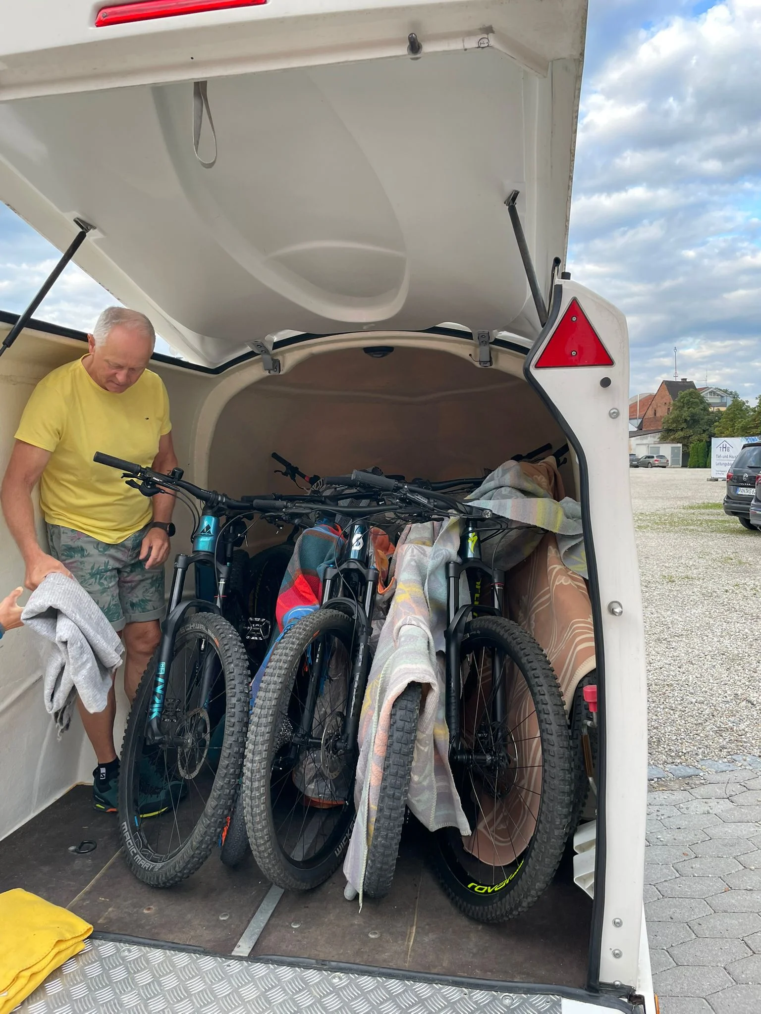 © (DAV Gangkofen) Neun Räder in einem Anhänger