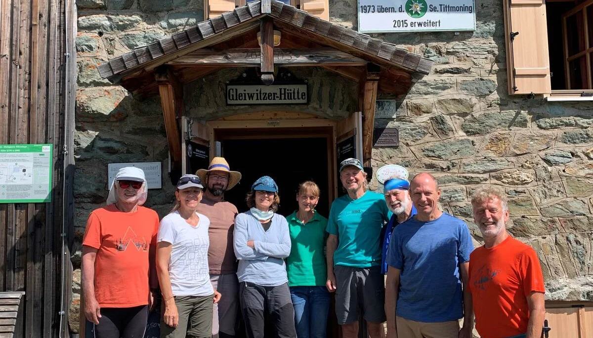 © (Klaus Mölzl) DAV-Team mit Hüttenwirtin Antje vor der Gleiwitzer Hütte