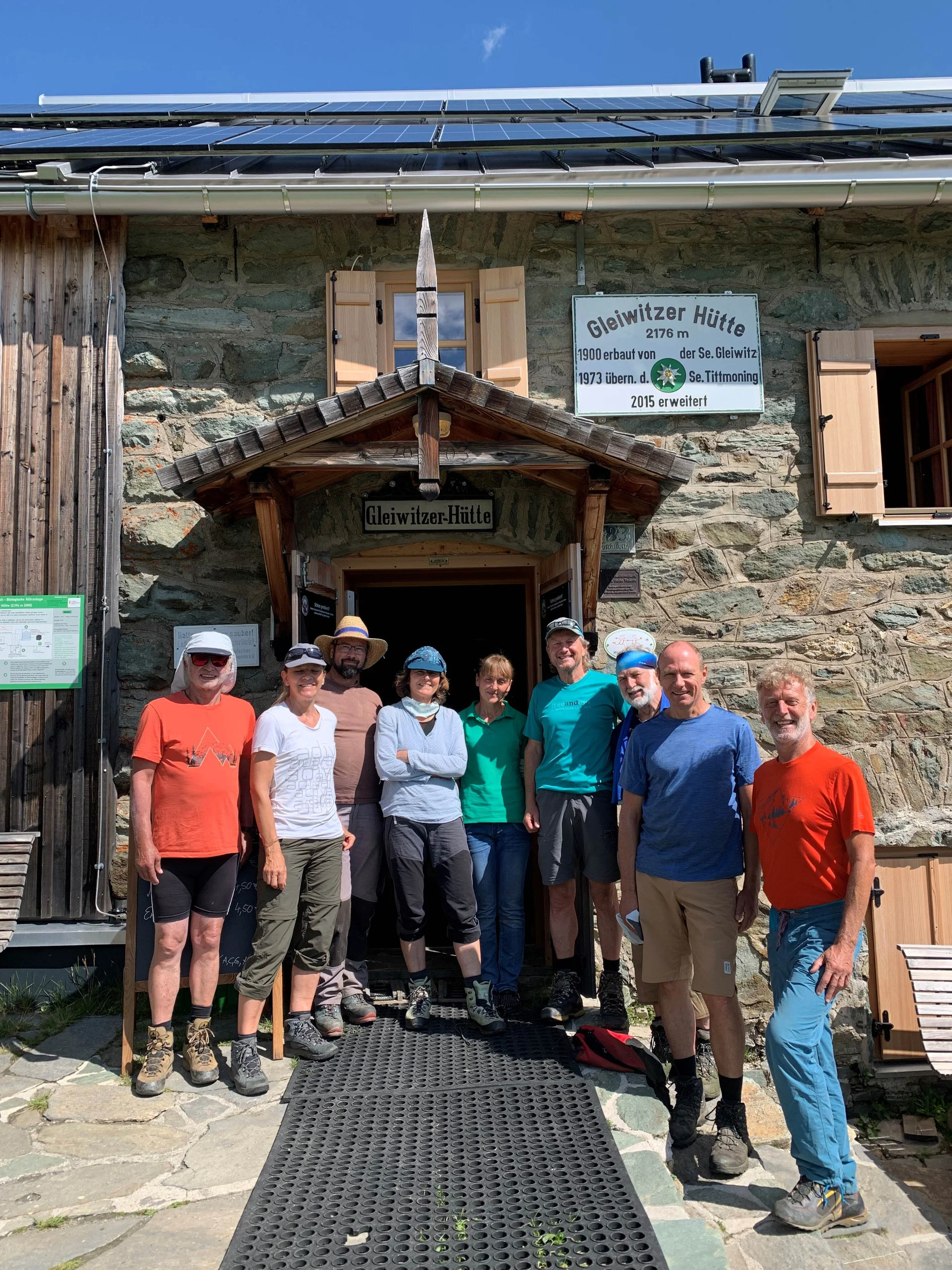 © (Klaus Mölzl) DAV-Team mit Hüttenwirtin Antje vor der Gleiwitzer Hütte