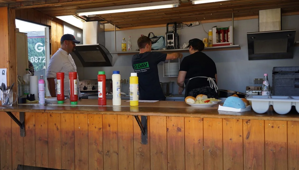 © (DAV Gangkofen) in der Grillbude