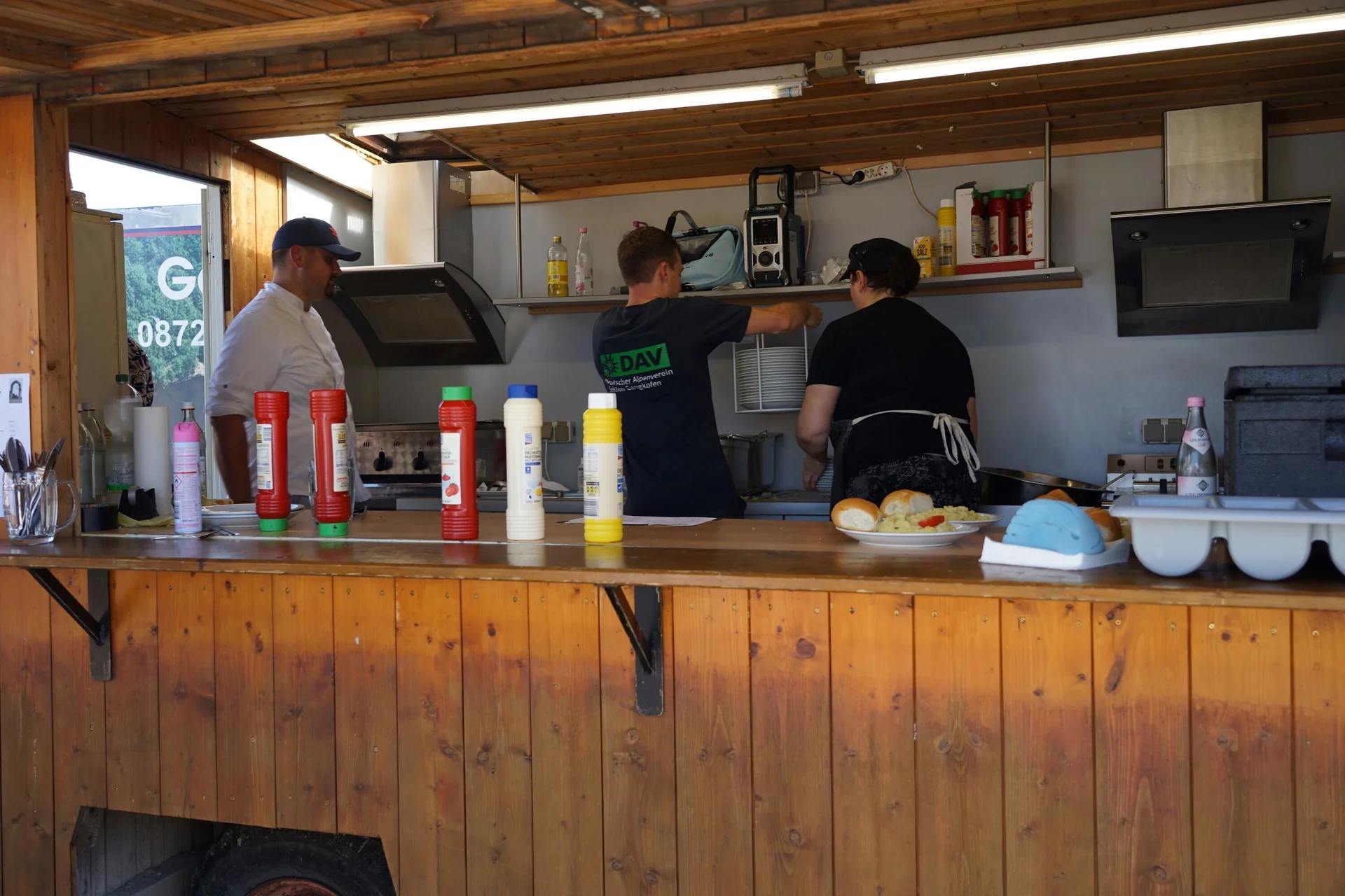 © (DAV Gangkofen) in der Grillbude