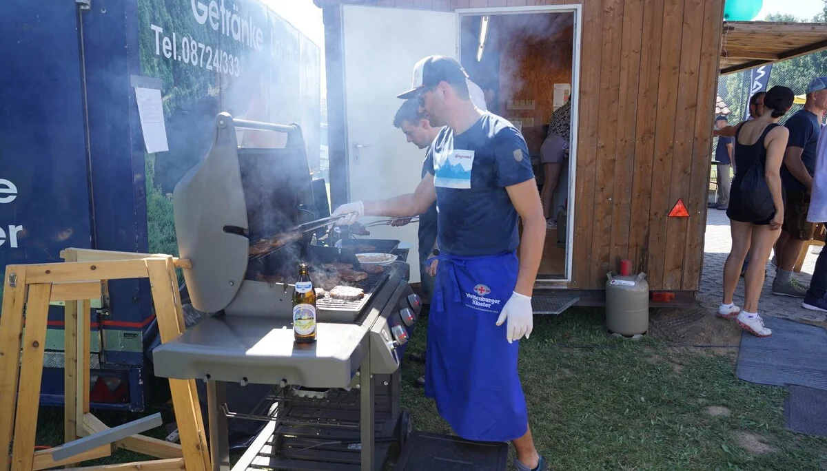 © (DAV Gangkofen) Männer am Grill