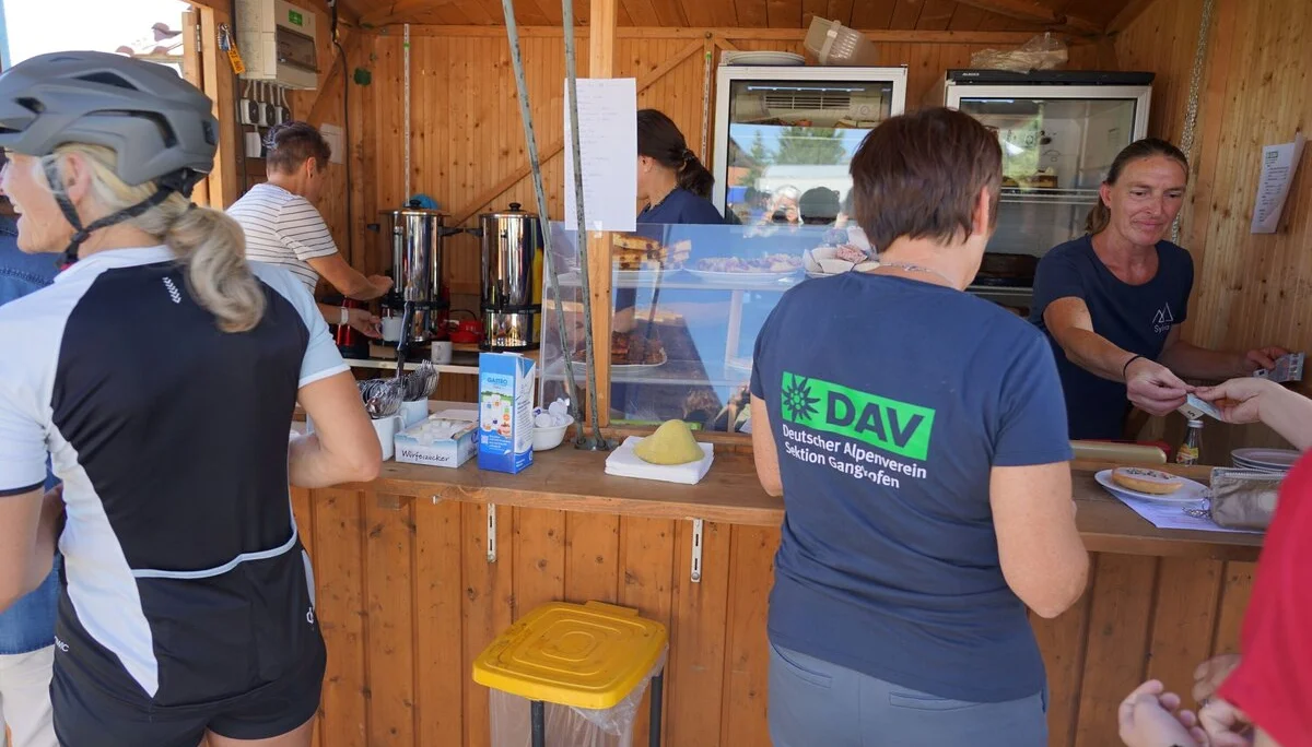 © (DAV Gangkofen) Kuchenverkauf; rechts Sylvia, Organisatorin der Feier