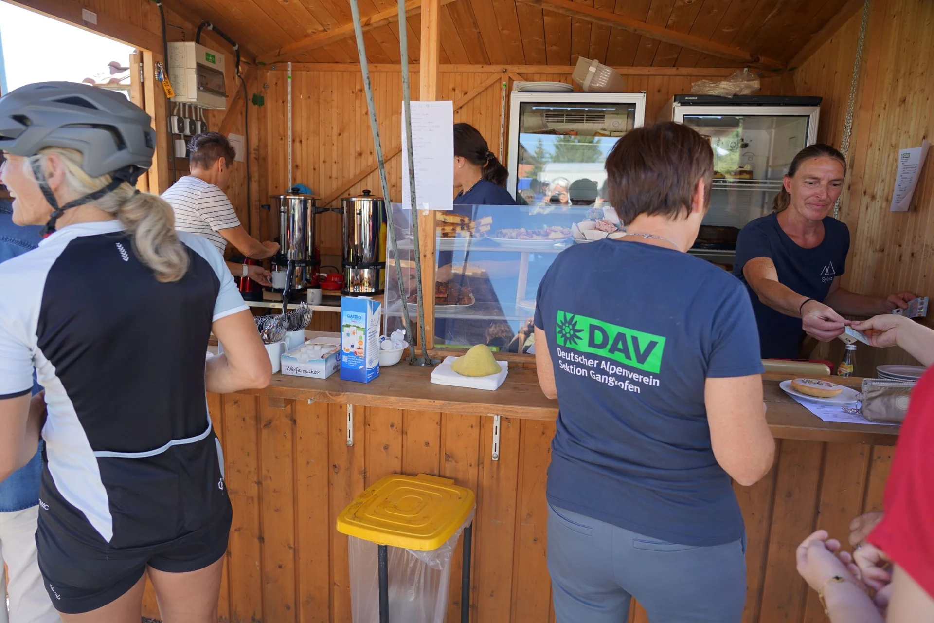 © (DAV Gangkofen) Kuchenverkauf; rechts Sylvia, Organisatorin der Feier