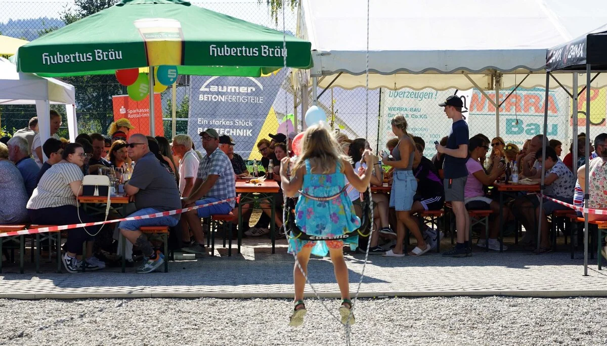 © (DAV Gangkofen) ein weiteres Highlight: die Schaukel unter dem Turm