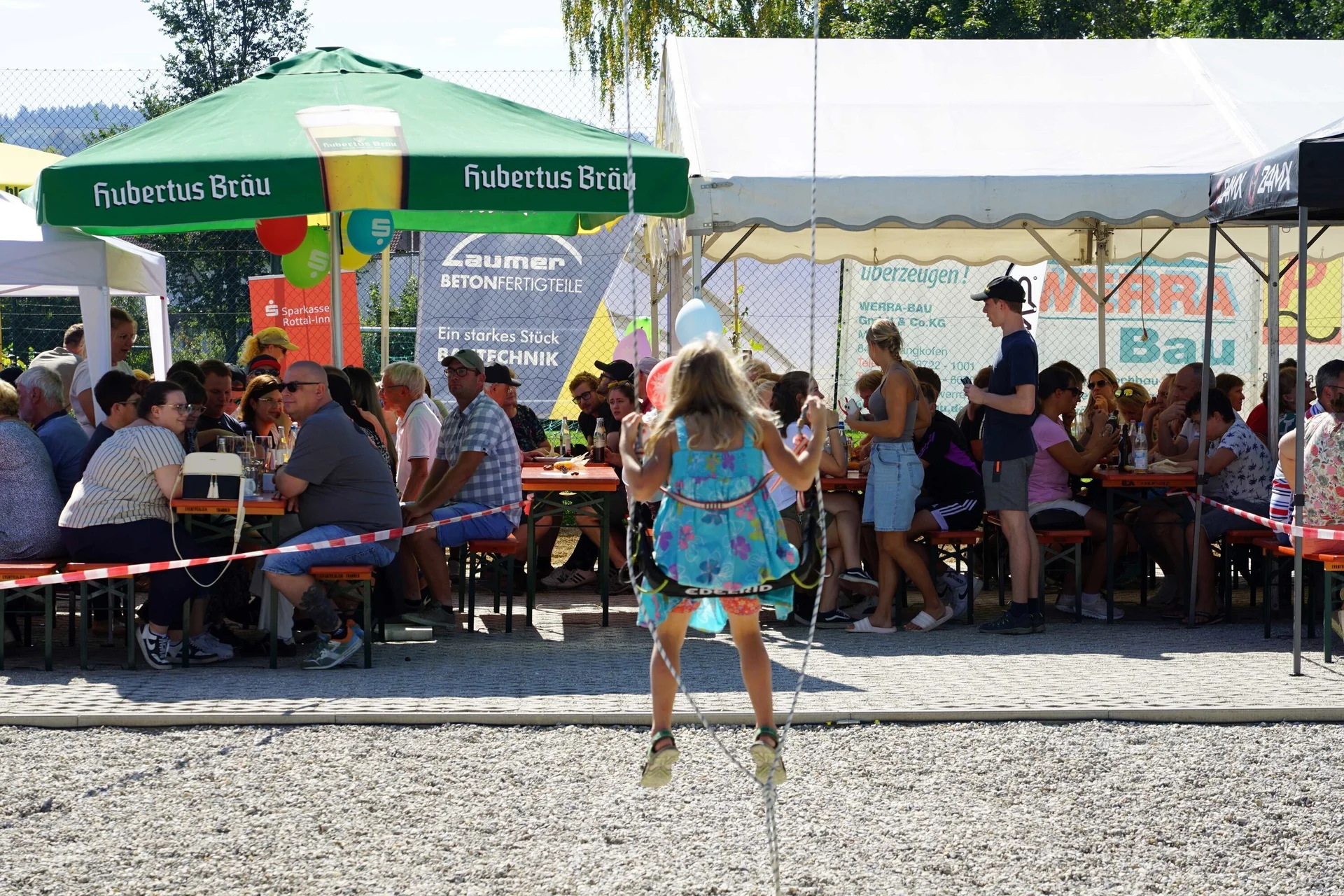 © (DAV Gangkofen) ein weiteres Highlight: die Schaukel unter dem Turm