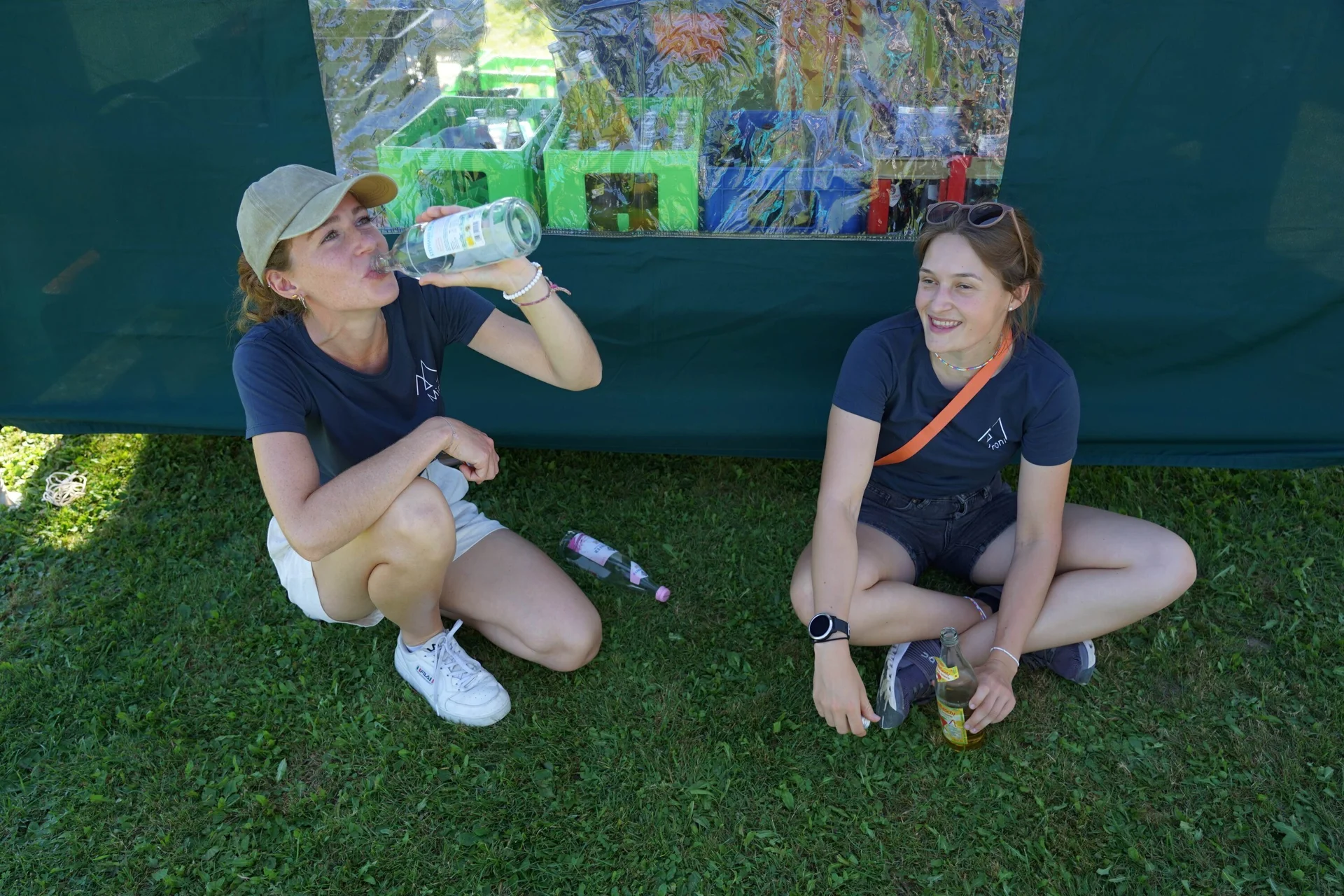 © (DAV Gangkofen) Miri und Vroni haben sich für ein paar Minuten ein schattiges Plätzchen gesucht