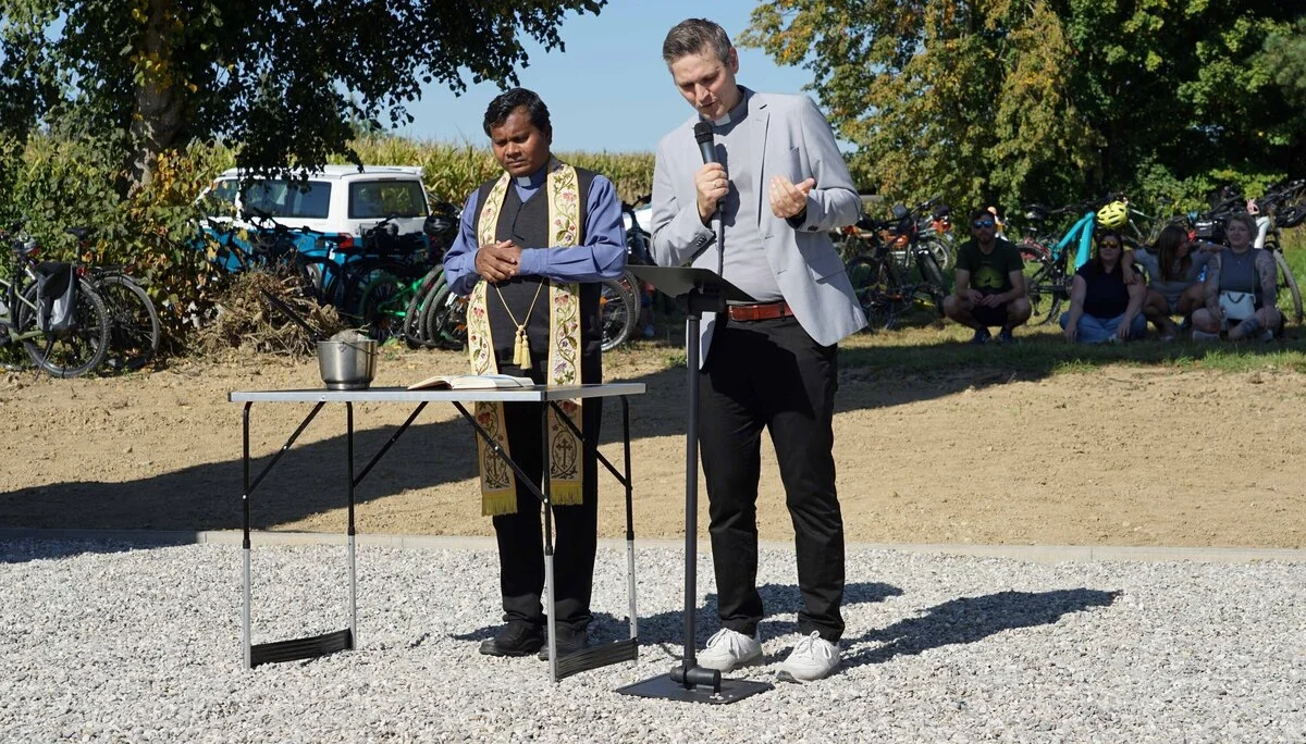 © (DAV Gangkofen)  Pfarrvikar P. Marianus Kerketta, Pfarrer Heiko Tim