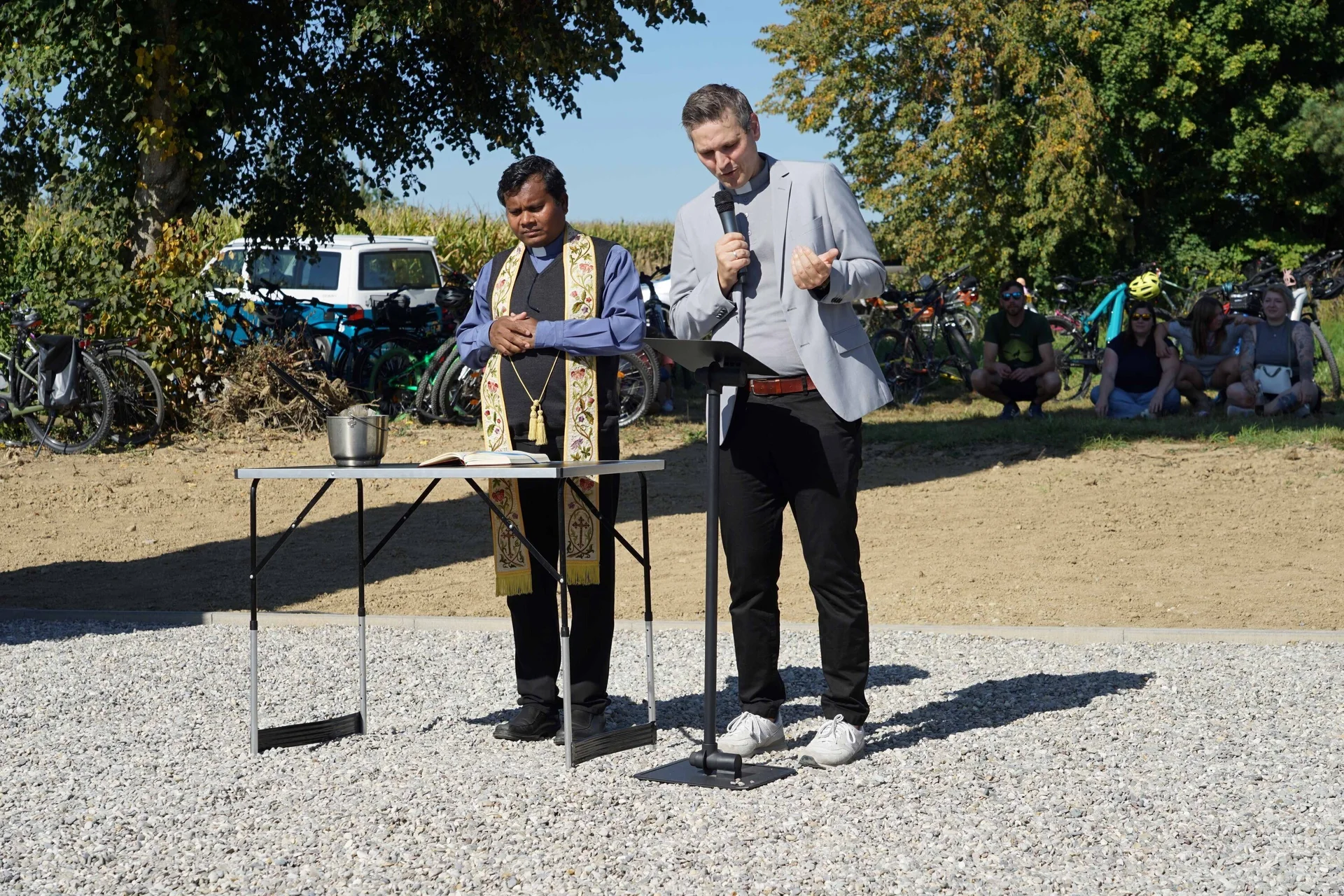 © (DAV Gangkofen)  Pfarrvikar P. Marianus Kerketta, Pfarrer Heiko Tim